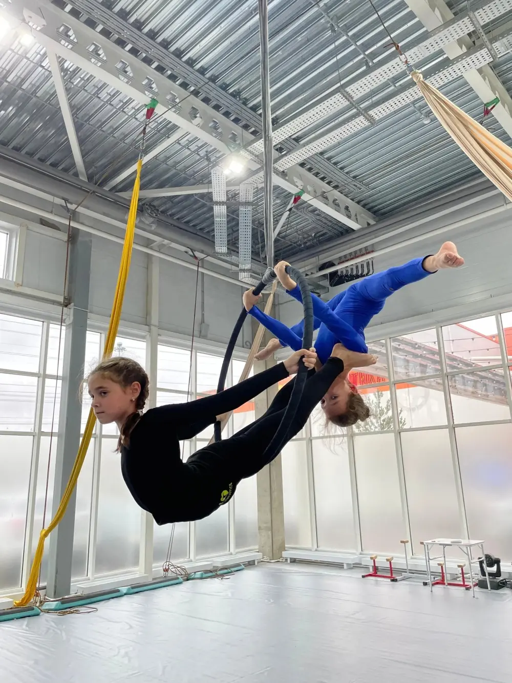 Интенсив по воздушной гимнастике и акробатике спортивного центра "Нью Дэй", 1 смена (от 8 лет)