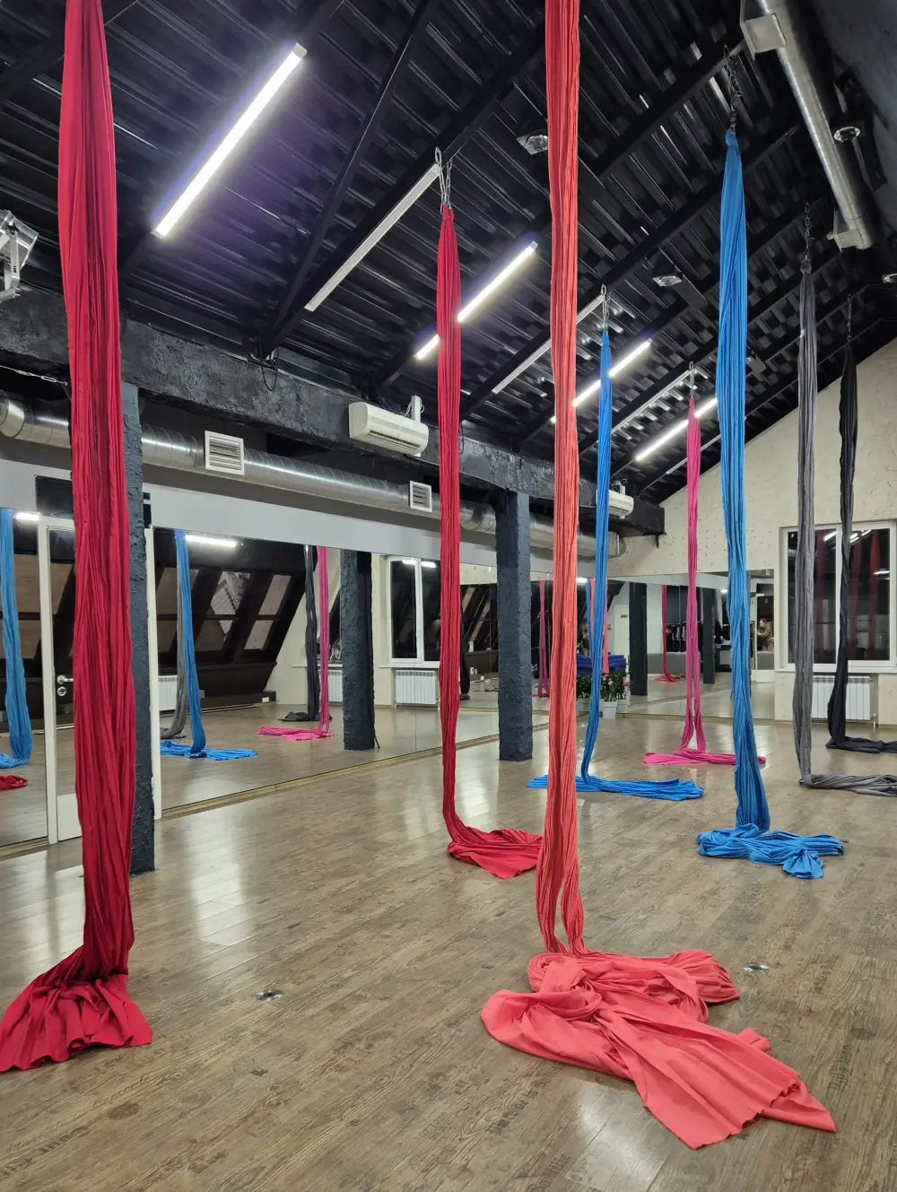 Студия танцев Pole Dance и воздушной гимнастики "INVERT pole dance&fly"
