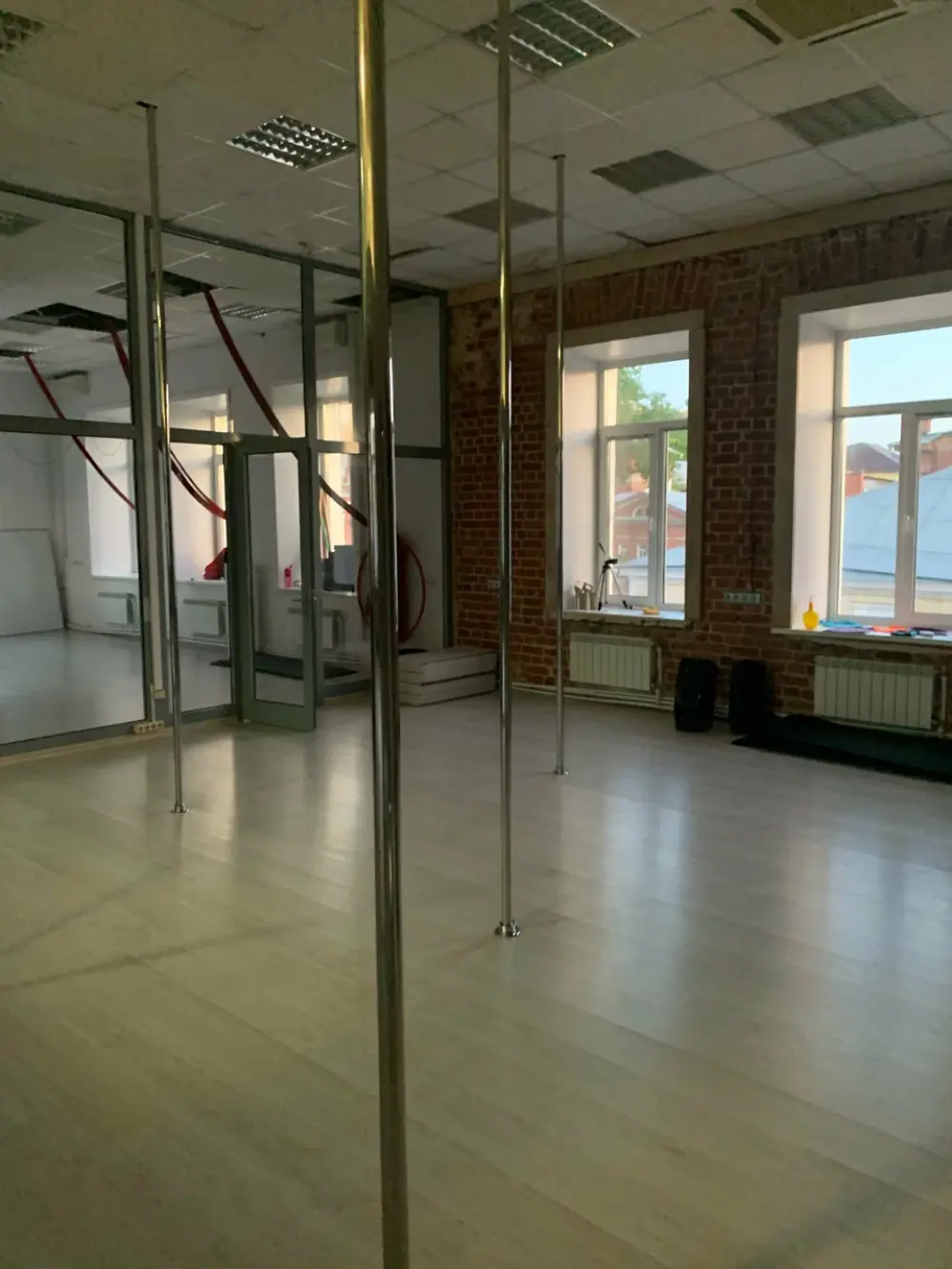 Школа танца и акробатики на пилоне, воздушной гимнастики и растяжки "Pole Dance Loft"