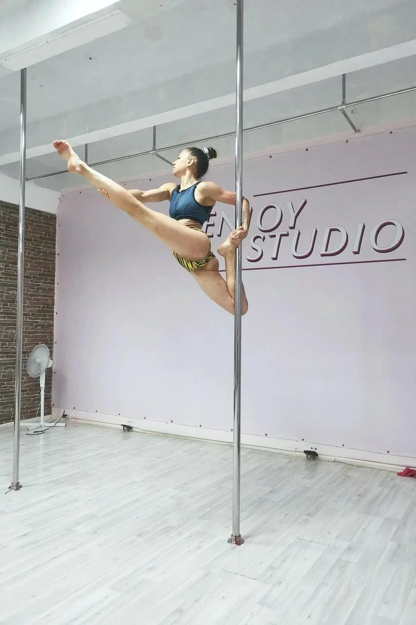 Мастер-класс по особому виду растяжки «балетные ножки» (в т.ч. для воздушных гимнастов: выкручивание суставов по балетной технике для эстетически красивых линий в воздухе или в партере)